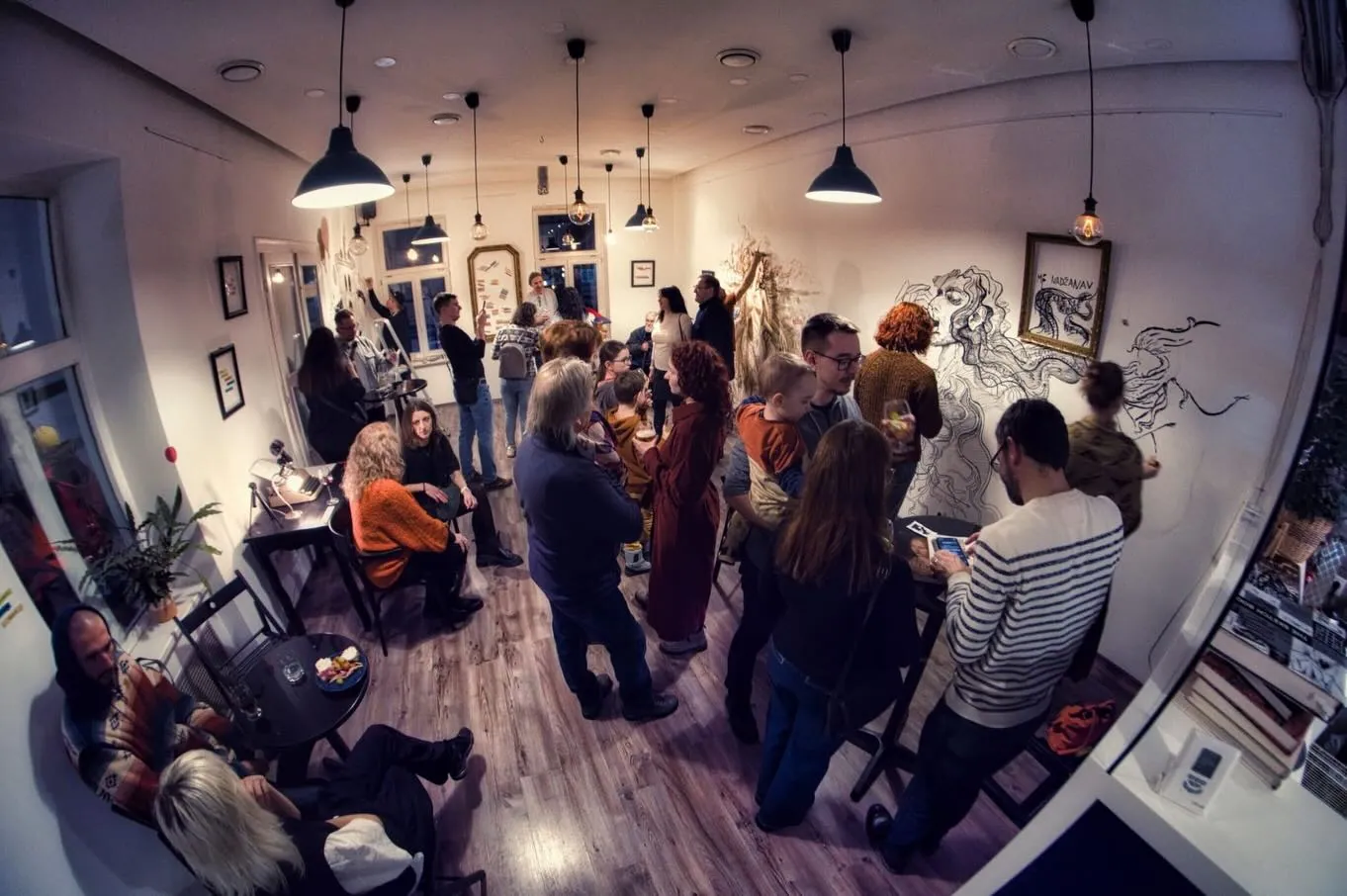 Ľudia počas otvorenia Art Gate Gallery