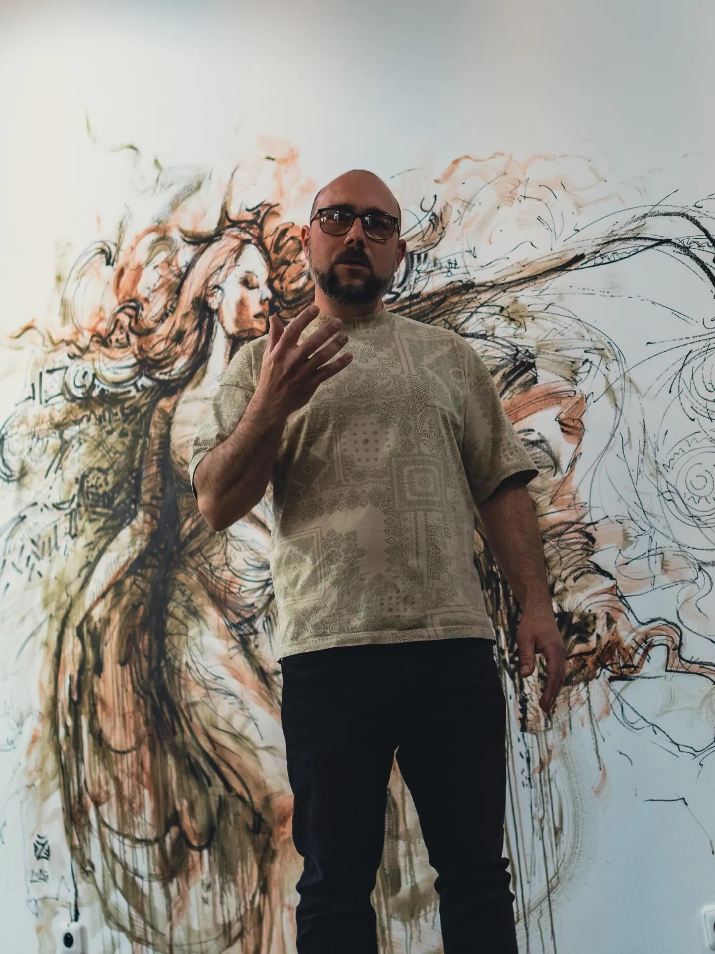 Peter Žuffa medzi svojimi dielami v Art Gate Gallery